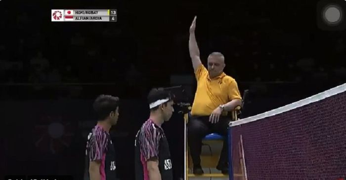 Ganda putra Indonesia, Fajar Alfian/Muhammad Rian Ardianto memutuskan menyerah di tengah laga final Thailand Open 2022 yang digelar di Impact Arena, Bangkok, Thailand, Minggu (22/5/2022) akibat Fajar cedera punggung.