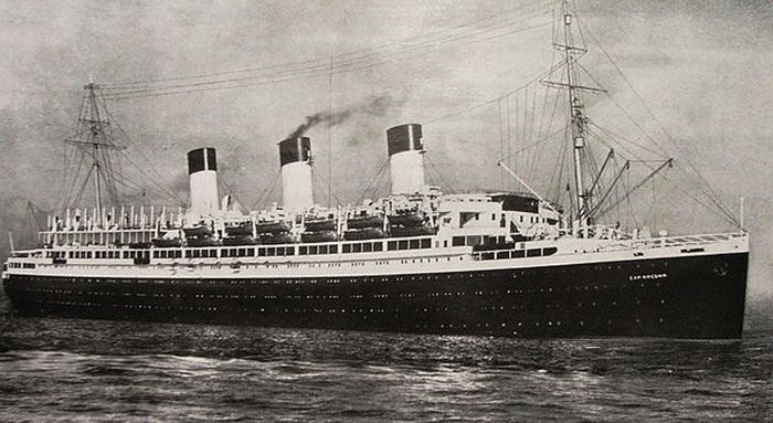 Kapal SS Cap Arcona ukurannya lebih kecil dari RMS Titanic. Perbedaannya juga terletak pada jumlah cerobong asap di atasnya. Tetapi, teknik sinematografi mengecoh penonton untuk menyaksikan tragedi Titanic di Samudra Atlantik.
