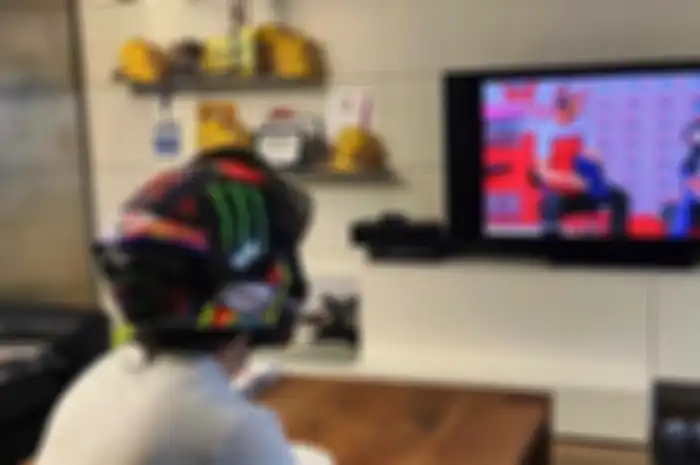 Francesco Bagnaia mengenakan helm saat latihan gim MotoGP19 menghadapi MotoGP Virtual race kedua, Jumat (10/4/2020) silam