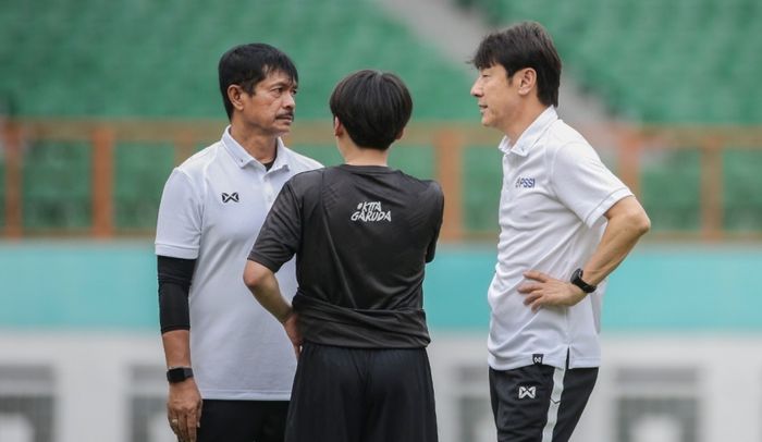 Pelatih sekaligus manajer timnas Indonesia, Shin Tae-yong, berunding dengan Indra Sjafri saat memimpin latihan timnas U-19 Indonesia.