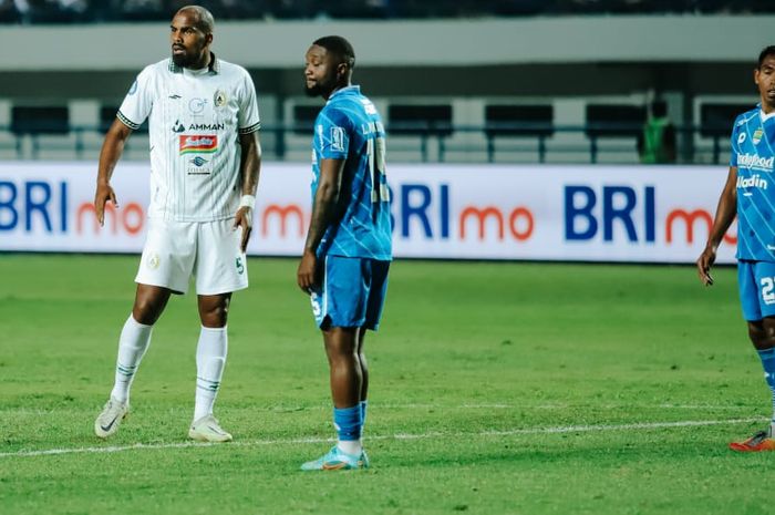 Suasana pertandingan Persib Bandung vs PSS Sleman pada pekan ke-17 Liga 1 2023/2024 di Stadion Gelora Bandung Lautan Api, Bandung, Sabtu (28/10/2023) malam WIB