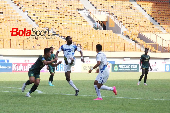 Suasana pertandingan Persikabo 1973 vs PSIS Semarang dalam laga pekan ke-16 Liga 1 2023/2024 yang berlangsung di Stadion Wibawa Mukti, Bekasi, Jawa Barat, Jumat (20/10/2023).