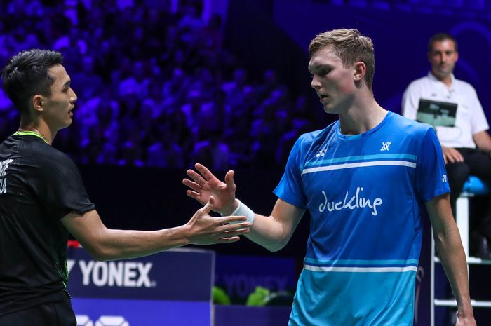 Viktor Axelsen (kanan) setelah menghadapi Jonatan Christie pada semifinal French Open 2019 di Stade Pierre de Coubertin, Paris, Prancis, Sabtu (26/10/2019).