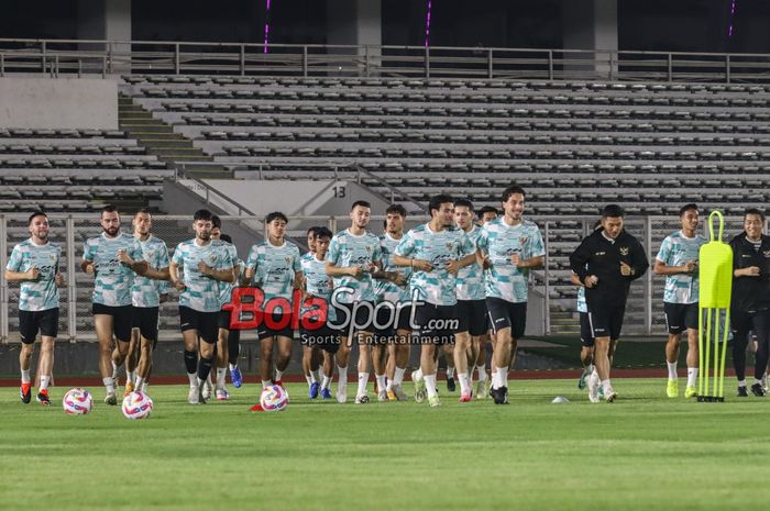 Para pemain Timnas Indonesia berlatih di Stadion Madya, Senayan, Jakarta, Minggu (9/6/2024) malam, untuk persiapan menghadapi Filipina. Skuad asuhan Shin Tae-yong ini berburu tiket putaran ketiga Kualifikasi Piala Dunia 2026 zona Asia. Indonesia akan melawan tim-tim tangguh di babak ketiga Kualifika