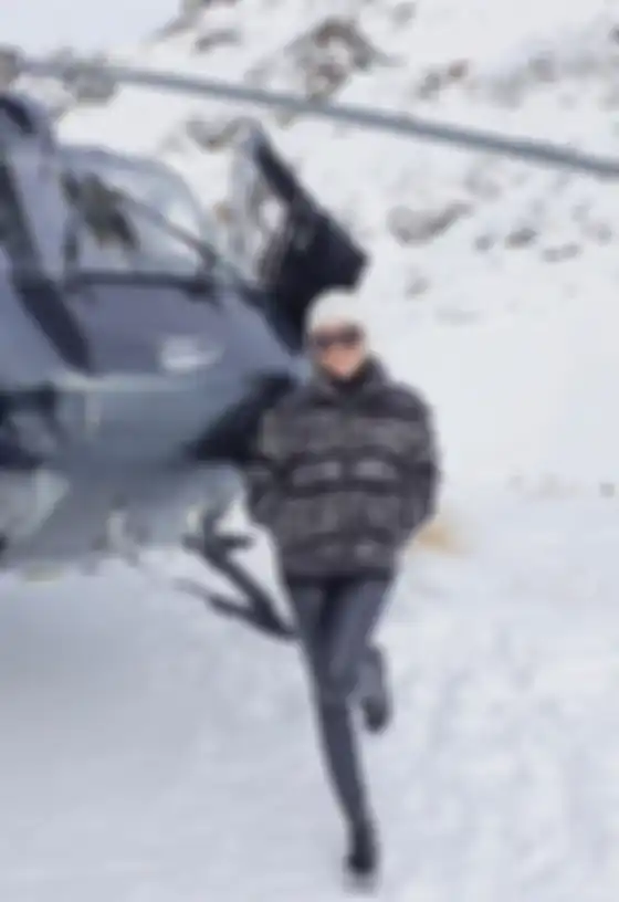 Penampilan Syahrini saat bulan madu bersama Reino Barack ke New Zealand, pakai jaket mewah dari Chanel