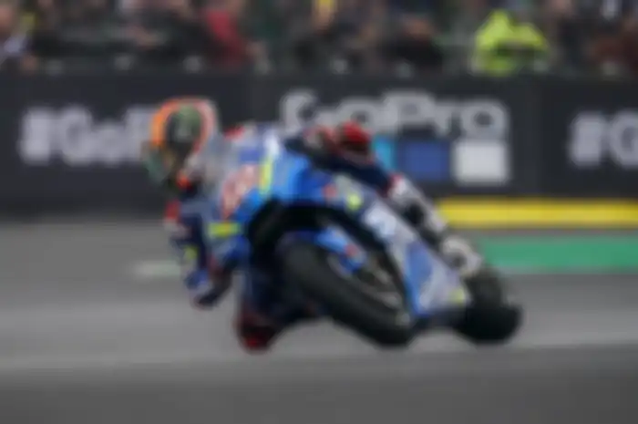 Alex Rins memang cuma finis 10 di MotoGP Prancis 2019, tapi dia juara di hati marshal MotoGP Prancis