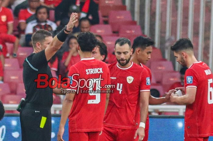 Jordi Amat diusir wasit seusai melakukan pelanggaran dalam laga babak Kualifikasi Piala Dunia 2026 antara timnas Indonesia versus timnas Irak di Stadion Utama Gelora Bung Karno, Jakarta, Kamis (6/6/2024).