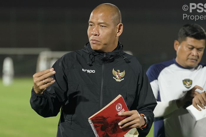 Pelatih Timnas U-17 Indonesia, Nova Arianto saat memimpin sesi latihan di Kuwait sebelum Kualifikasi Piala Asia U-17 2025