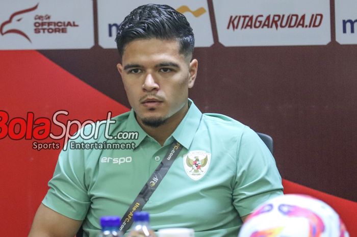 Penyerang timnas Indonesia, Ragnar Oratmangoen, saat hadir dalam sesi jumpa pers di Media Center Stadion Utama Gelora Bung Karno, Senayan, Jakarta, Senin (10/6/2024).