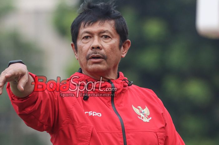 Pelatih timnas U-19 Indonesia, Indra Sjafri, sedang memantau para pemainnya berlatih di Stadion Madya, Senayan, Jakarta, Senin (1/7/2024).