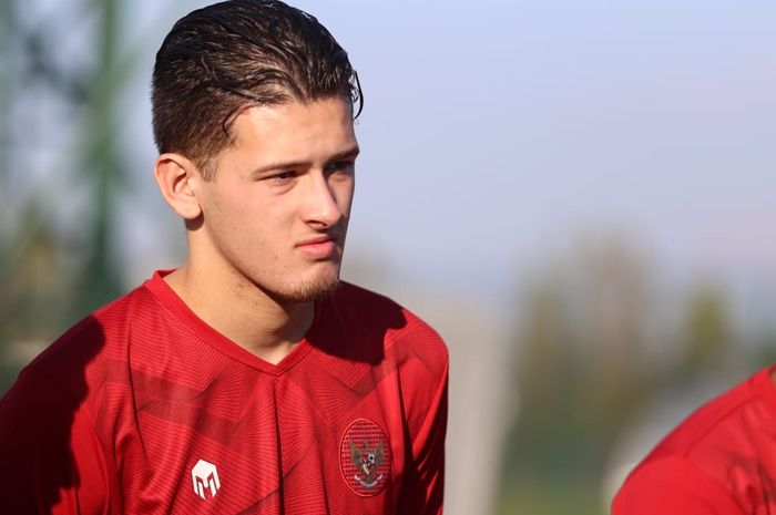 Calon pemain naturalisasi Indonesia, Justin Hubner, berlatih bersama timnas U-20 Indonesia di Turki