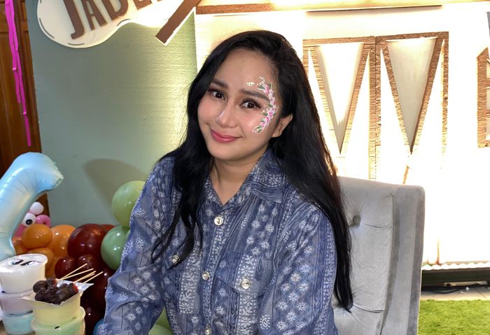 Denise Chariesta saat Grid.ID temui di kediamannya di kawasan Kemang, Jakarta Selatan, Senin (11/11/2024).