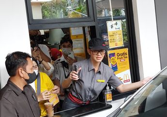 Digeruduk Fans, Bunda Corla Dapat Kenang-kenangan Saat Coba Jadi Pegawai McDonald's Indonesia