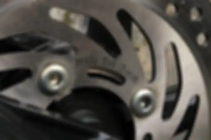 Tulisan MIN. TH. di cakram motor