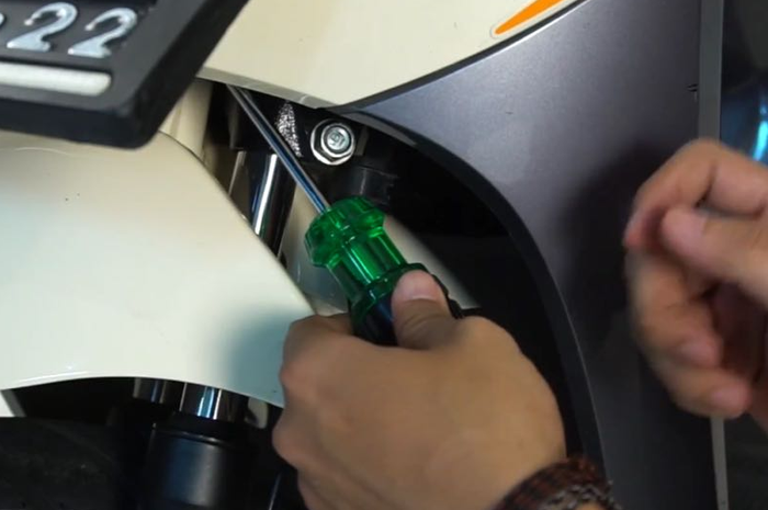 Cara menyetel lampu depan All New Honda Scoopy