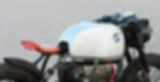 Tampilan BMW R100 bobber cafe ini pun begitu menarik