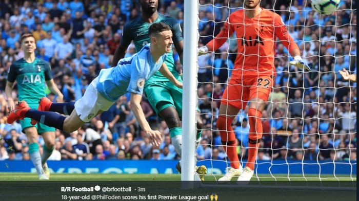 Pemain Manchester City, Phil Foden, mencetak gol ke gawang Tottenham Hotspur pada laga Liga Inggris, Sabtu (20/4/2019)