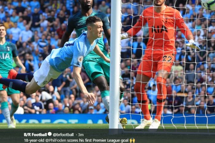 Pemain Manchester City, Phil Foden, mencetak gol ke gawang Tottenham Hotspur pada laga Liga Inggris, Sabtu (20/4/2019)