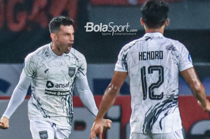 Stefano Lilipaly (kiri) sedang melakukan selebrasi seusai mencetak gol dalam laga pekan ketujuh Liga 1 2023 antara Persija versus Borneo FC di Stadion Patriot Candrabhaga, Bekasi, Jawa Barat, Rabu (9/8/2023) malam.