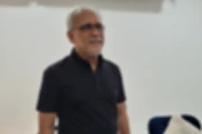 Iwan Fals ungkap alasan mengapa nggak bawakan lagu Bento dan Bongkar di konser tunggalnya nanti.