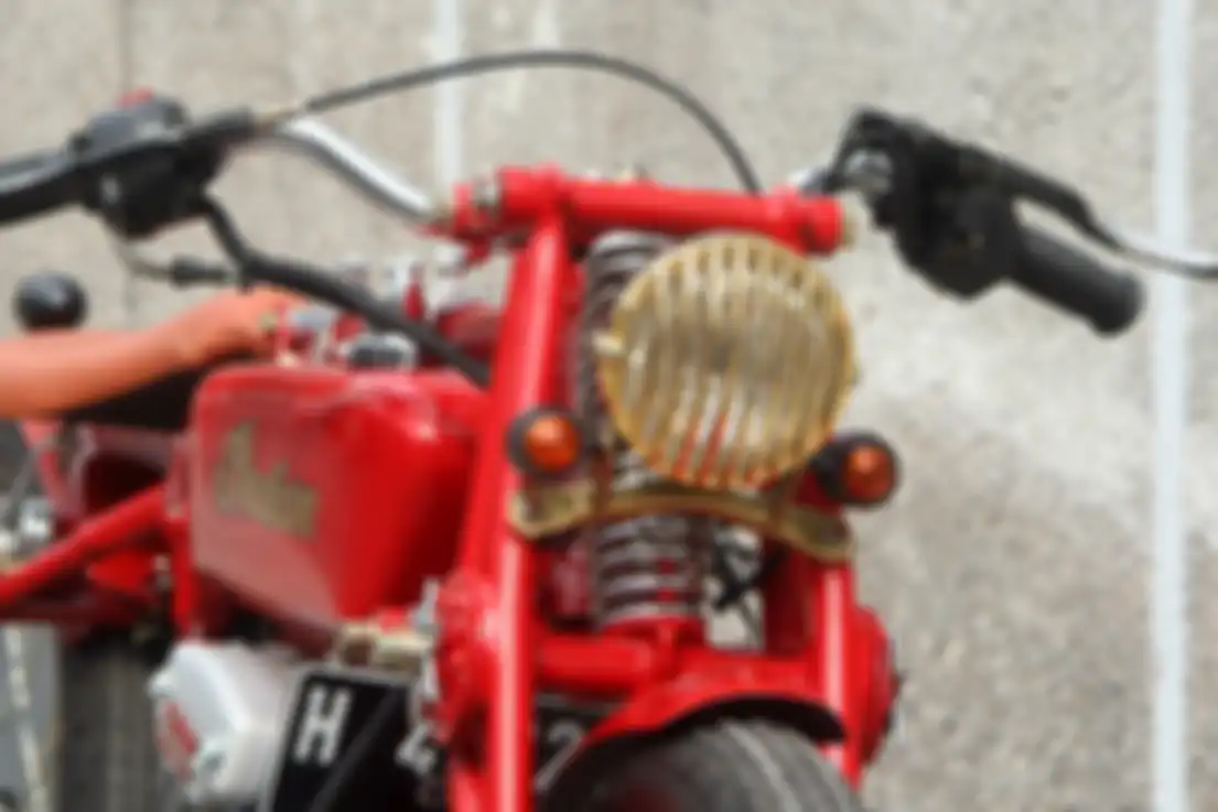 Headlamp custom dengan penambahan semacam gril 