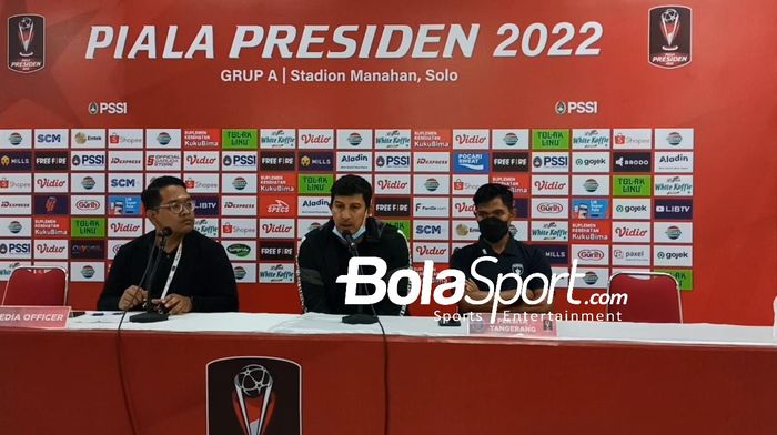 Pelatih Persita Tangerang,  Alfredo Vera dan pemain Heri Susanto dalam konferensi pers pasca-pertandingan melawan PSIS Semarang pada laga grup A Piala Presiden 2022 di Stadion Manahan Solo, Senin (13/6/2022).