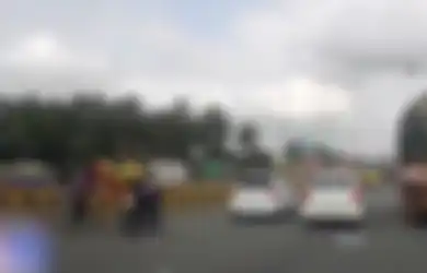 Aneh Tapi Nyata, Pengendara Terhempas karena Kecelakaan, Seorang Balita Duduk Sendirian di Atas Motor yang Melaju Kencang