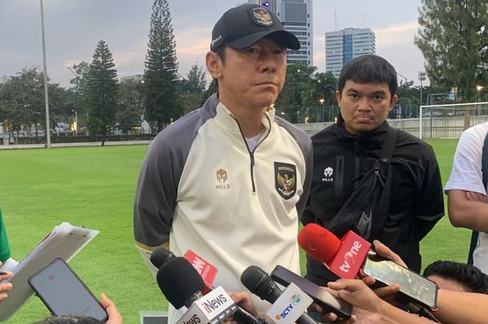 Shin Tae-yong seusai memimpin latihan timnas U-20 Indonesia di Lapangan A, Senayan, Jakarta Pusat, Jumat (3/2/2023).