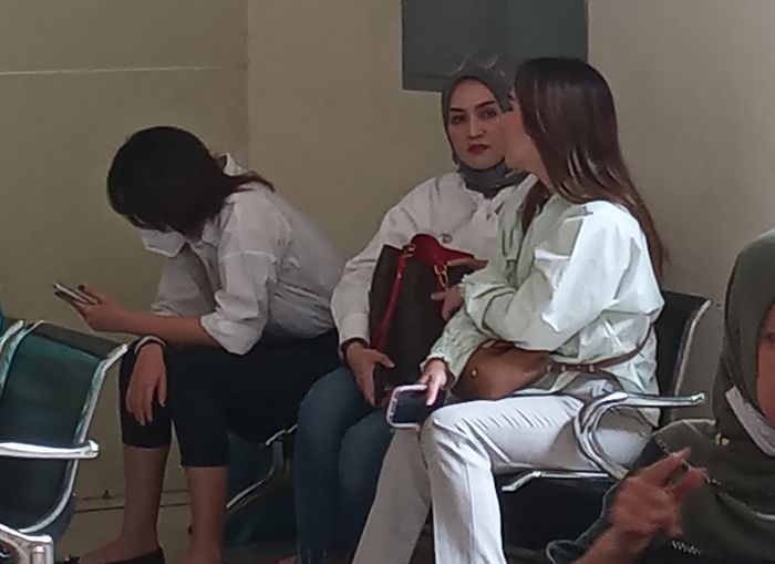 Manajer dan kakak Shandy Aulia di Pengadilan Negeri Jakarta Selatan, Rabu (21/6/2023).