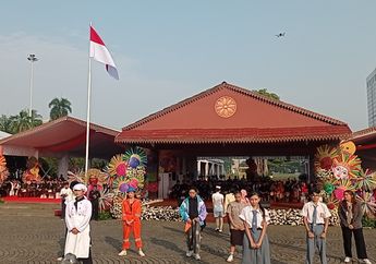 Penampilan Kolosal Hingga Defile Berbagai Instansi Pemerintah Ramaikan Upacara HUT DKI Jakarta Ke-498