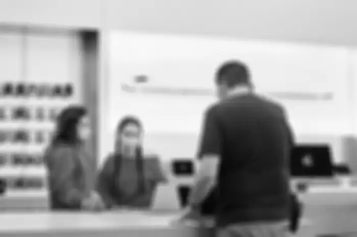 Salah satu protokol kesehatan Apple Store, pengunjung dan staff wajib mengenakan masker.
