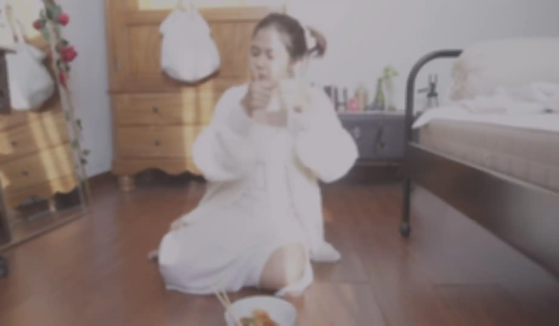 Kamar tidur di rumah artis Nadin Amizah.