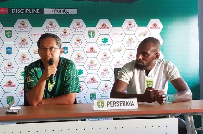 Pelatih Persebaya Surabaya, Aji Santoso dan Yohanes Kandaimu, pada sesi jumpa pers jelang pertandingan melawan Persija Jakarta, Sabtu (17/6/2023).