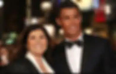 Saksikan Putranya 'Bantai' Swiss 4 - 0, Ibunda Cristiano Ronaldo Menitikan Air Mata Lihat Anaknya Lakukan Hal Ini di Atas Rumput Hijau