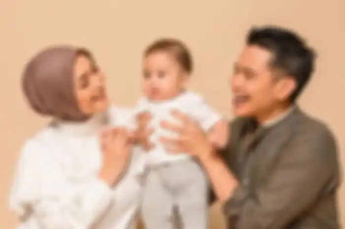 Citra Kirana memberikan MPASI jagung, susu, keju pada sang putra