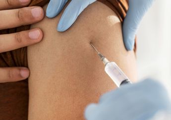 Dobrak Gerbang GOR hingga Beberapa orang Terluka hingga Pingsan, Peserta Vaksinasi Covid-19 Bikin Pihak Polresta Banyuwangi Kewalahan