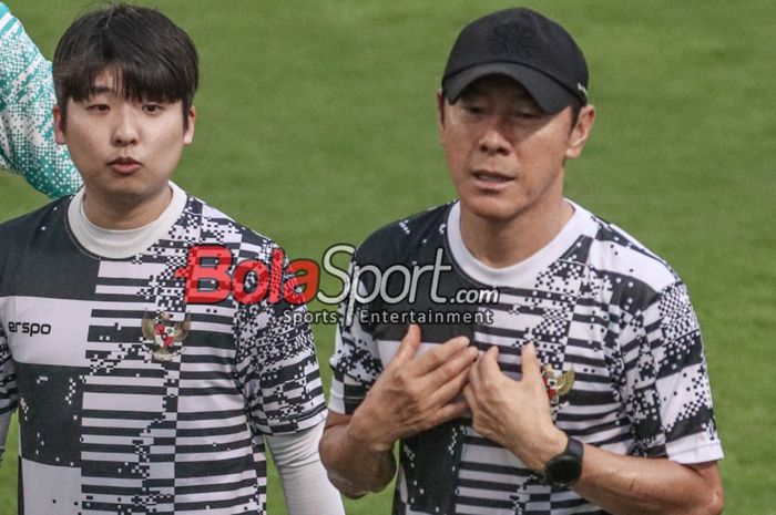 Penerjemah Shin Tae-yong, Jeong Seok-Seo (kiri) menyebut tidak ada pemain Timnas Indonesia yang suka keluar malam.