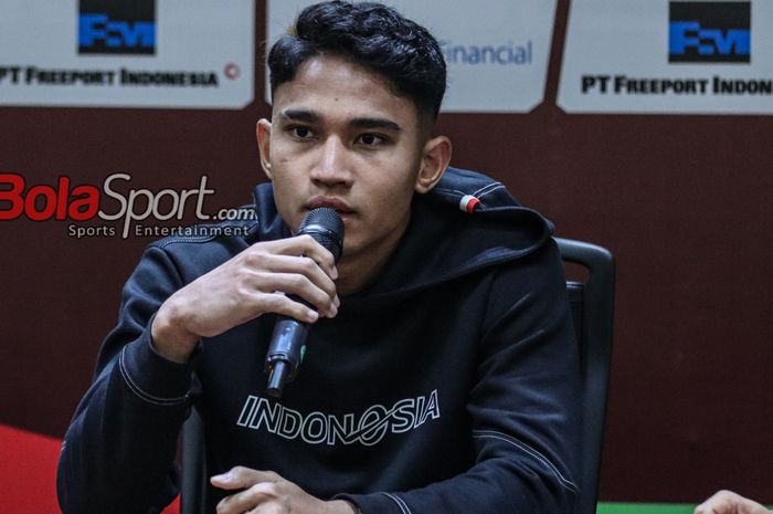 Pemain timnas Indonesia, Marselino Ferdinan, saat hadir dalam sesi jumpa pers di Stadion Utama Gelora Bung Karno, Senayan, Jakarta, Kamis (21/3/2024).