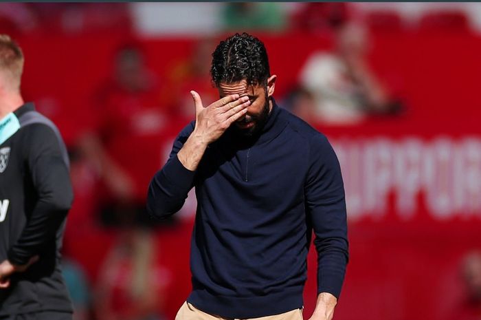 Ekspresi sedih tampak dari raut wajah pelatih Manchester United, Ruben Amorim, meski tertutupi tangan, saat Setan Merah dibekuk 0-2 oleh West Ham United.