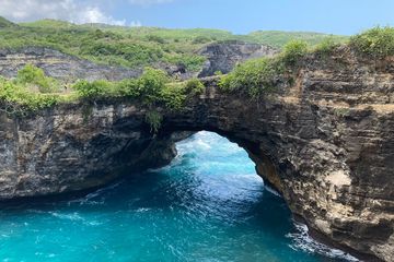 Tips Liburan Akhir Tahun ke Nusa Penida, Nikmati Keindahan Pantai dan Pemandangan Bawah Laut