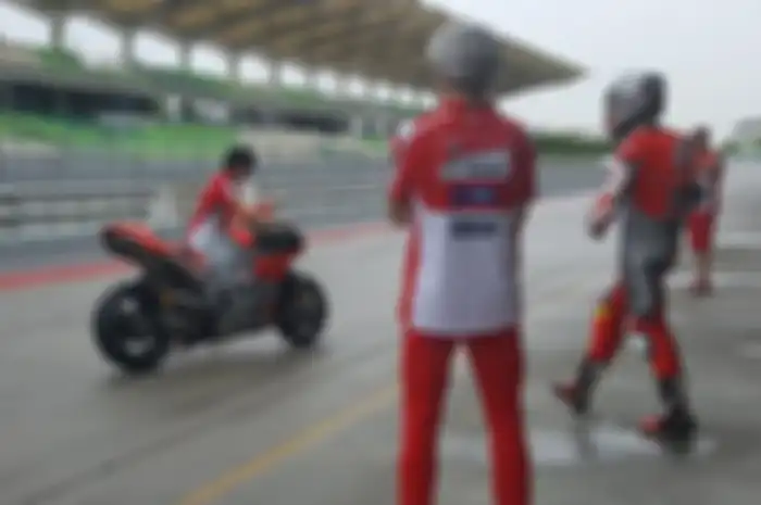 Michele Pirro saat hendak mengetes motor MotoGP di Sepang