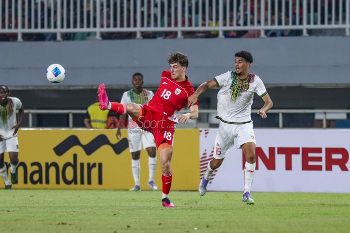 Penyerang Timnas U-22 Indonesia, Mauro Zijlstra versus Timnas U-22 Mali di Stadion Pakansari, Bogor, Jawa Barat, Sabtu (15/11/2025).
