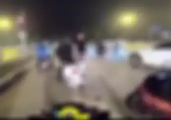 Viral, Blayer Pakai Motor 2-Tak Dikasih Tau Malah Mukul Akhirnya Dikroyok Pemakai 4-Tak Gantian Blayer di Telinga