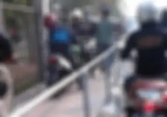 Polisi Punya Alat Rahasia Buat Halau Pemotor Lewat Trotoar, Bikin Motor Nyangkut!