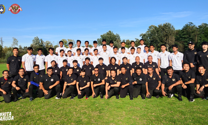 Pemain dan ofisial timnas U-19 Indonesia melakukan foto bersama di Kroasia.