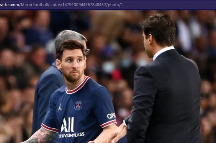 Megabintang Paris Saint-Germain, Lionel Messi (kiri), dan sang pelatih, Mauricio Pochettino. 