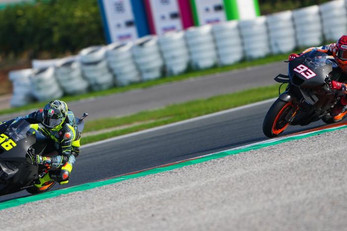 Duo pembalap Repsol Honda, Marc Marquez (belakang) dan Joan Mir (depan) pada tes MotoGP Valencia 2022 (8/11/2022).