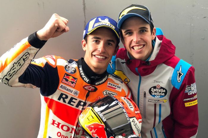 Marc Marquez (kiri) dan Alex Marquez berpose setelah sama-sama finis pertama pada balapan MotoGP Prancis 2019 di Sirkuit Le Mans, Minggu (19/5/2019).