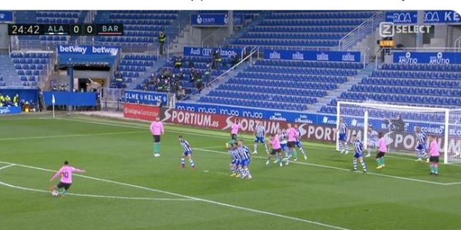 Free-kick Lionel Messi Harus Dihentikan dengan 11 Pemain Alaves di Kotak Penalti