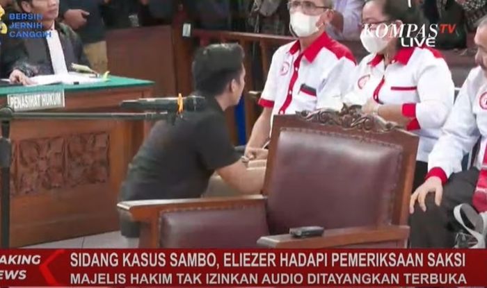 Bharada E bersimpuh dan mencium tangan orang tua Brigadir J.